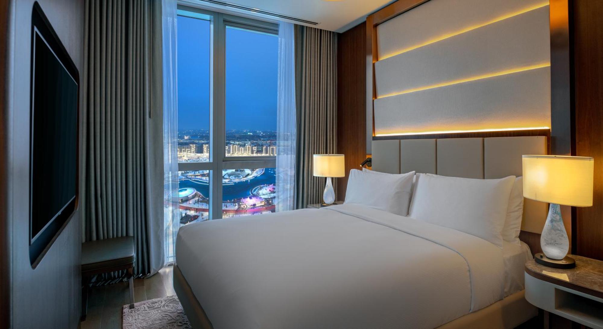 One-Bedroom Corner King Suite with Park View